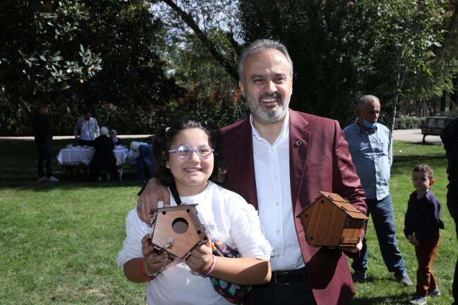 ?Merhamet sadece insanlar iin deil?<br>  Bursa Bykehir Belediye Bakan Alinur Akta, ecdadn hayvanlar yaatmak ve korumak adna asrlar ncesinden vakflar kurduunu hatrlatarak, ?efkat ve merhamet sadece insanlar iin deil, hayvanlar ve beraberinde tm canllar iin olmal. Dnya Hayvanlar Koruma Gn etkinlikleri kapsamnda sevgili yavrularmzla beraber bir dizi etkinlikler gerekletirdik. Biz doada hayvanlarla birlikte yayoruz. Onlarn da haklar var. Avrupa?da 1822 ylnda hayvanlar koruma birlii kurulmasna ramen bizim ecdadmz ok uzun yllar ncesinden bununla alakal vakflar ya da hayvanlar korumayla alakal hastaneler kurmutur. Hatta bunlarla alakal padiahlarmzn yaynlad fermanlar vardr. Hayvanlarn hayatn gvence altna almak adna da kasaplk mesleini icra edenlere de belli oranda kedi ve kpek beslemesi iin artlar getirilmitir. Bizim medeniyetimiz Gurabahane-i Laklakan adyla ilk hayvan hastanesini aan bir medeniyettir ve bizim ehrimiz Bursa?dadr bu hastane. Ksacas efkat ve merhamet sadece insanlar iin deil hayvanlar iin ve tm canllar iin vardr? dedi.