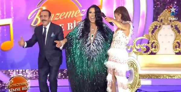 Kendini bir halt sanyorsun:<br> Ses tonu erkek tonuyla okuyor. Enstrmanlarda erkeklerin okuduu sesten okunuyor. Zeki Mren gitmi yerine o kalm. Haydi oradan be! Bekir Sezgin, Meral Uurlu, Mediha Demirpnar gibi birok isimler var. Kendini bir halt sanyorsun. Bunlar sana Diva u bu diye diye sende yle sanmaya baladn. Ben sesimle dverim, bilgimle sverim vs.