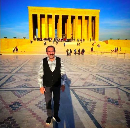 Konservatuvar mezunu deil, ses profesr unvan yok:  <br>Blent Ersoy, zel hocalardan dersler alarak balam, iki ay belediye konservatuarnda devam etmi. ki ay sonra brakm gitmi. Arkasndan konservatuardan mezun olduktan sonra diye devam ediyor. Ne mezun olmas arkada? Zaman ierisinde musikiden haberi olmayan magazinci arkadalar sadece Blent Ersoy'un magazin haberlerini verdi.