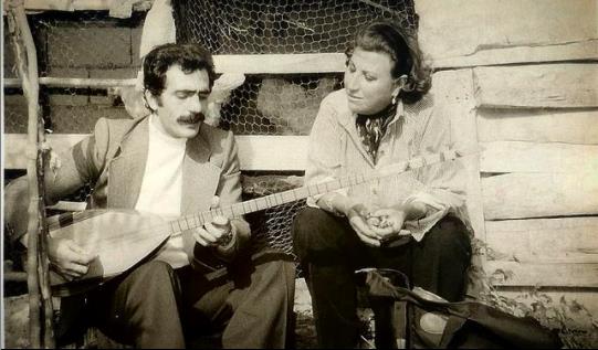 Btn mesele Blent Ersoy'un ekilsizlikleri: <br>Btn mesele Blent Ersoy'un ekilsizlikleri. Unuturuz diye prompterdan yaz veriyor. Yaz kk diye okuyamyor ocua baryor. u yzden ocuun ekmeiyle oynayp 'Bunu kovun' diyor.