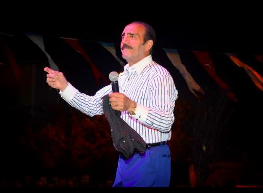 Ses kalmam okuyu rezalet:<br>  Ynetmene barr, ona barr, efe barr, okuyamaz dner vokale barr. Uyamayan Blent Hanm. Zaten ses kalmam, rezalet bir okuyu. Orada dnp ocuklara bakyor. Sanyorsunuz ki vokaller okumuyor. Bunun arkasndan nc programnda baktm orada burada konuklar arlm. Biz sanki orada sunucuyuz. Gelen konuun biri 9 ark, biri 8 ark. Bana vermiler 3 ark, Blent'e vermiler 5 ark. Onun zerine sinirlendim.