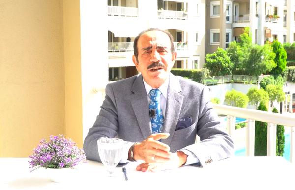 Hibir halt bildii yok:<br> Hibir halt bildiin yok senin arkada. ahsiyetiyle, sanatyla, sahne arkas irretliiyle ilgili millete gna getirmi. 7-8 sene nce yapt programla ilgili Fevzi Siverek adl yapmc kardeimizin uzun bir yaz yazm. Onu da okuyabilir arzu eden.