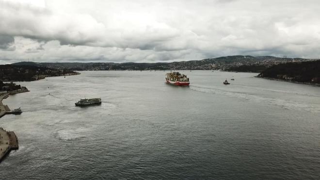 Geminin stanbul Boaz'ndan geii havadan da grntlendi.