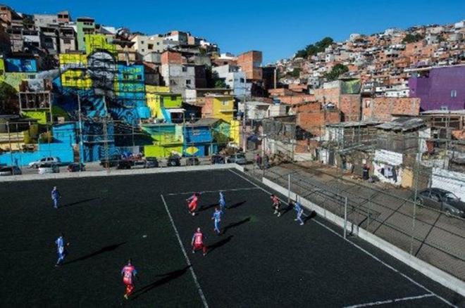 Man City'nin yldz Brezilyal forvet oyuncusu Gabriel Jesus'un resminin olduu, byd Sao Paulo'nun Perus semtinde bir futbol sahas.