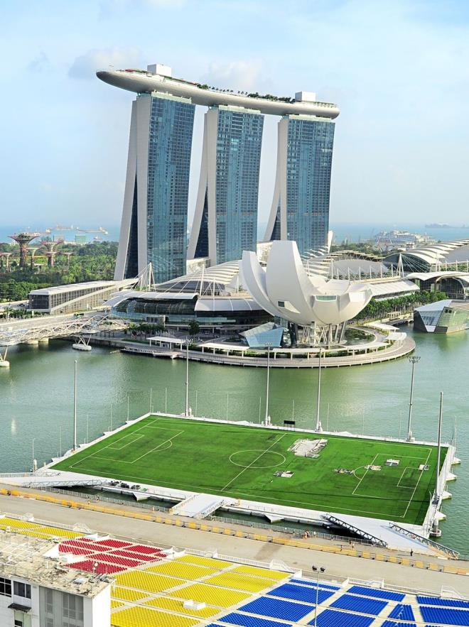 Singapur'daki Marina Bay'deki dnyann en byk su stndeki stad.