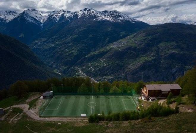 Deniz seviyesinden 2.000 metre ykseklikte bulunan Ottmar Hitzfeld Stadyumu, Avrupa'nn en yksek futbol sahasdr. svire Alpleri'nde bulunuyor ve  FC Gspon'a ev sahiplii yapyor.