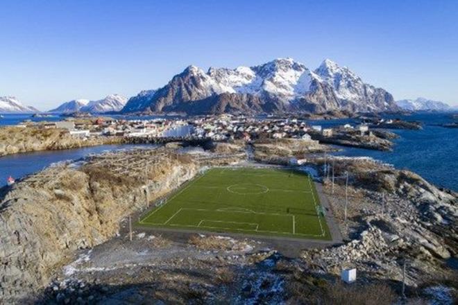Henningsvaer FC'nin stadyumu, Norve'in Lofoten Adalar'nda bulunuyor.
