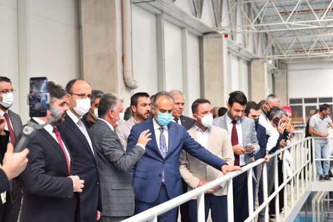 Doalln ad zirvenin tad<br>  Bursa Bykehir Belediye Bakan Alinur Akta, retim ve satta 1 milyon eiinin almas mutluluunu fabrikada dzenlenen basn toplantsnda kamuoyu ile paylat. Konumasna su fabrikasn kente kazandran gemi dnem Bykehir Belediye Bakan Recep Altepe?ye teekkr ederek balayan Bakan Akta, ?Pandemi koullarnn devam etmesi, dnyada ve Trkiye?de yaanan hammadde temini problemlerine ramen 2021 yl ilk 9 aylk retim miktarmz 5 milyon koliyi am durumda. 2020 yl sonu itibariyle yeni kaynak ve yeni marka Bursasu ile yeni bir hamle balatld. Trkiye?nin damak tadna daha uygun 1991 metre ykseklikten gelen yeni kaynak suyumuz ?doalln ad zirvenin tad? sloganyla piyasaya srld. 2020 ylna kadar aylk ortalama 80 bin koli olarak seyreden Bursa merkezdeki pet su rnleri sat, 2020 ylnda ortalama 160.000 koliye, 2021 ylnda yzde 75?lik artla 280.000 koliye ykseltildi. Bu rakamla Bursasu, Bursa?da en ok satlan ilk 3 marka arasna girdi? diye konutu.