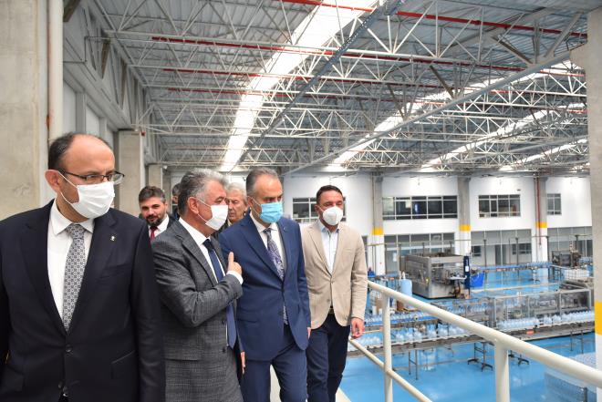 Bursallarn salkl ime suyuna eriimi noktasnda altyap yatrmlarn kesintisiz srdrdklerini dile getiren Bakan Akta, dier yandan doru ve etkin bir ynetimle, Uluda?n zirvesinden gelen doal kaynak sularn Trkiye ve dnya pazarna sunma gayreti iinde olduklarn da szlerine ekledi.