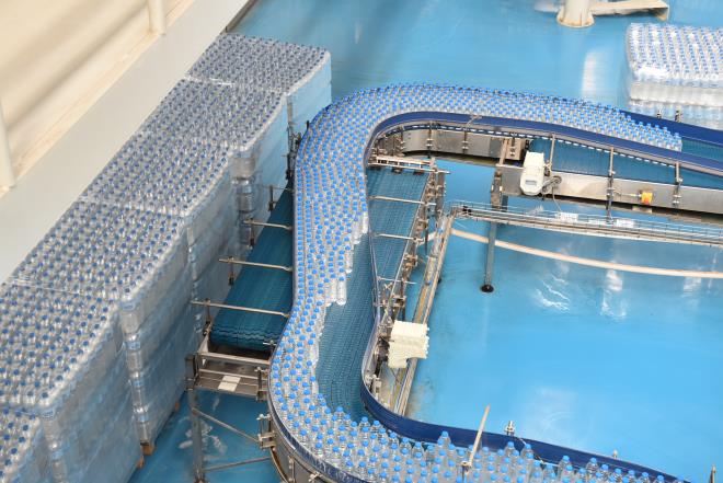 Hedef 7 milyon koli<br>  Pandemi koullarna ramen 2021 yl iin hedefledikleri 7 milyon koli retim ve sat rakamn gerekletirebileceklerini dile getiren Bakan Akta, ?2022 ylnda aylk ortalamada 750.000 koli sat, bir nceki seneye gre i pazarda yzde 25, ihracatta 80.0000 koli ile yzde 60 byme, damacanada ise aylk 50.000 damacana ile yzde 60 byme hedefliyoruz. Bursa genelinde 26 bayi ve 55 BESA sat noktas olarak damacana datm amz bulunuyor. Bu datm a ile aylk ortalama 20.000 damacana evlere ulayor. Bunun yannda kurumsal damacana distribtrmz ile iyerlerine aylk ortalama 10.000 damacana datm yaplyor. u anda Trkiye geneli toplamda 22 ilde 42 il bayisi ile hizmet veriyoruz? dedi.