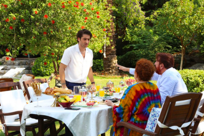 Dizinin konusu nedir:<br> Adam ile Havva, ayr dnyalarn insanlardr. Biri rlandal Ortodoks bir papazn olu; dieri geleneklerine bal Mslman ve Trk bir ailenin kzdr. Hayat, onlar birbirinden ok uzak iki yrngeye yerletirmise de kader, onlar bir araya getirir.