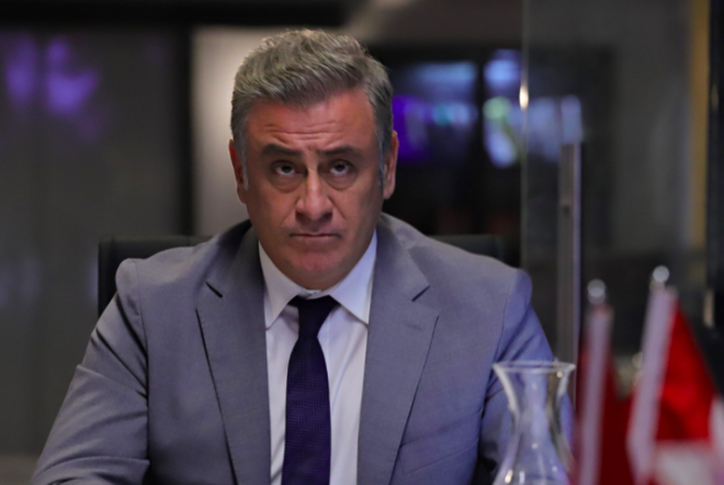 Pazar akamlar daha ilk blmden seyirciyi ele geiren hem oyuncu kadrosu hem de senaryosu ile ekran bana kilitleyen bir dizi daha var. Kanal D'de yaynlanan Sema Ergenekon?un Adliye Saray?nda yapt gzlemler ve tecrbelerden ortaya kan  Yarg dizisi