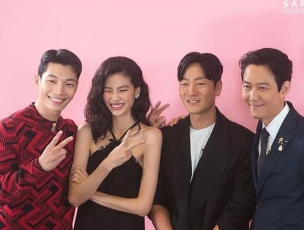 Netflix'te son gnlerde poplaritesi artan dizisinde inanlmaz bir hata yapld.