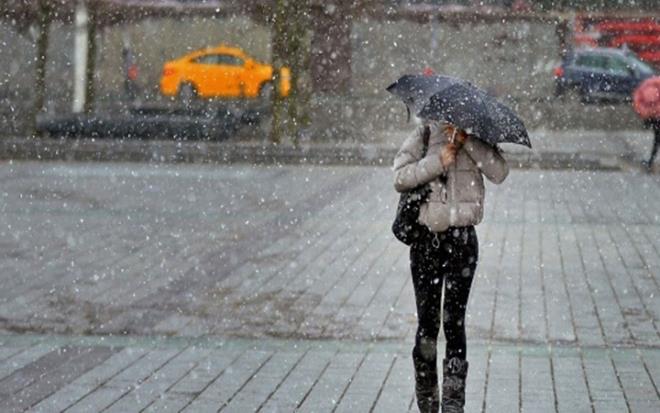 Meteoroloji Genel Mdrl hafta sonuna dair hava durumu tahminlerini yaynlad. Yaynlanan tahmin haritasna gre hafta sonu Marmara Blgesi, stanbul da dahil olmak zere yal olacak. Yurdun gneyinde ise yazdan kalma gnler yaanacak. Adana ve Osmaniye?de hava scaklklar 35 derecenin zerine kacak.