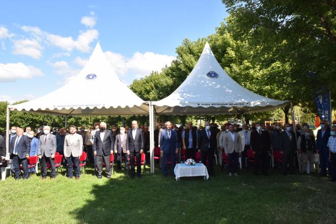 Cumhuriyet dnemi sanayisinin sembol kurulularndan olan ve Bursa tarihinin nemli hafzalarndan saylan Merinos Fabrikas?ndan emekli olanlarn daha konforlu ortamda biraraya gelebilmesi amacyla Bursa Bykehir Belediyesi tarafndan anlaml bir adm geldi. Bursa Kent Konseyi?nin dzenledii ?Merinoslular Bulumas? ile senede bir kez buluabilen Merinos alanlarnn istedikleri her an grebilmeleri amacyla Bursa Bykehir Belediyesi tarafndan yapmn stlenilen ?Merinos Lokali?nin temeli trenle atld. Merinos Park ierisinde 250 metrekarelik alana ina edilen lokalin, zemin katnda bay-bayan-engelli wc, abdesthaneler, bebek bakm odas ve bay bayan mescitleri yer alacak. Yapnn 1. katnda ise lokal, mutfak ve mescit yer alacak. Yapnn lokal blm Merinoslular Dernei?ne tahsis edilirken, almalarn 2022?nin ubat aynda bitirilmesi planlanyor.
