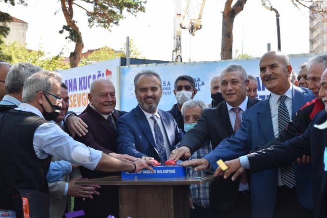 Merinos Fabrikas?nn Trkiye ekonomisine nclk eden kurumlardan biri olduunu syleyen Bakan Alinur Akta, fabrikann faaliyeti boyunca binlerce kiiyi istihdam ettiine belirtti. Fabrika?nn 2004 ylnda faaliyetini tamamlamasyla Trkiye?nin en nemli kltr merkezlerinden biri haline getirildiini ifade eden Bakan Akta, ?lek olarak byk olmayan ama anlam itibariyle ok byk nemi olan projenin temelini atyoruz. Bursa deyince akla baz nemli yerler, markalar ve isimler gelir. Ama Merinos ayr bir neme sahiptir. Merinos, 1935 ylnda bizzat Atatrk tarafndan temeli atlan tekstil fabrikalarnn en deerlilerinden birisidir. O yllarda Bursa?nn nfusu 150 bin civarndayd. lk yllarnda 1650 kiiyi istihdam etmi. ursa?nn hzla bymesi, zel sektrn ok glenmesi ve yeni sanayi blgelerinin almasyla Merinos?ta da bir dizi deiimler oldu. Bu fabrika tarihi boyunca toplam 17 bin 500 kiiye ekmek kaps olmu. 2004 ylnda Bursa Bykehir Belediyesi?ne devredildi. Merhum Hikmet ahin?le balayan proje kapsamnda fabrika, Atatrk Kongre ve Kltr Merkezi?ne dntrld. Yeil alanlar, salonlar, konferans, organizasyon, fuar ve benzeri etkinliklerle artk baka bir manada Trkiye ekonomisine destek veriyor? dedi.&#8232;