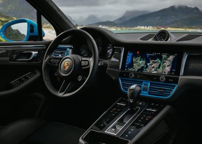 DJTALLEEN  TASARIM  <br>  Yeni Porsche Macan?n i tasarmnda dmeler artk yerini dokunmatik yzeylere brakm. Ak biimde dzenlenmi kontrol modlnn ortasnda yeni ve daha ksa olan vites bulunuyor. Gsterge panelinin stnde bulunan analog saat de artk standart ekipman.