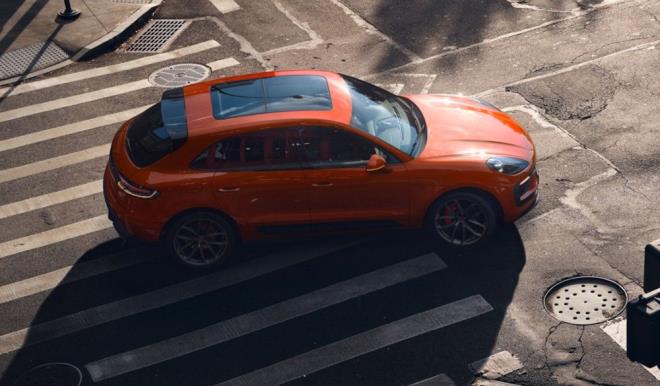 3 FARKLI DONANIM SEENE<br>    Yeni Macan Trkiye?de Macan, Macan S ve Macan GTS olmak zere 3 farkl versiyon ile sata sunuluyor. Macan?n giri modeli 195 kW?lk (265PS) gce sahip yeni gelitirilmi, turbo beslemeli 4 silindirli motora sahip. Bu yeni motor, 0'dan 100 km/sa hza 6,2 saniyede gerekletiriyor ve 232 km/sa?lik maksimum hza ulayor.