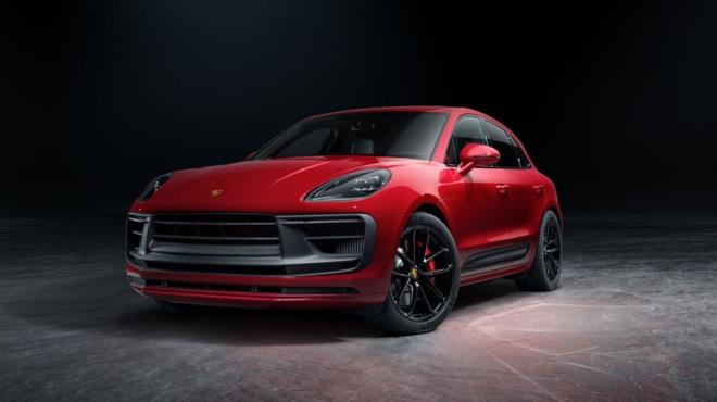 DAHA KESKN DI HATLAR<br>  Yeni Macan?n d tasarm daha keskin hatlara sahip. Gvde renginde yeniden tasarlanm n ksm ile Macan?n geniliine vurgu yaplarak aracn yoldayken daha da grkemli grnmesi salyor. Yeni GTS modelinde burun ksm siyahla kaplanrken, arka blm, bir difzrle daha kvrml bir grnme kavumu.