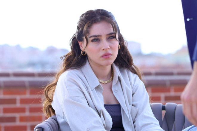 Baht Oyunu konusu nedir: <br>Bahtnzn kara olduuna bir kere inandysanz, makus talihi yenmek pek de kolay deildir? Ancak ilk ak olduklar erkeklerle evlenirlerse mutluluu yakalayacaklarna inanan ve bunu baaramam kadnlar arasnda byyen Ada, tam da bu ie son noktay koymak, kaderin arkna oma sokmak zeredir ki... Olanlar olur, Ada ilk ak olduuna inand Rzgar tarafndan terk edilir. Ada mutluluk yolunda Rzgar? geri kazanmak isterken karsna Bora kar. Ak ve inanc arasnda skan Ada?y, zorlu ve romantik bir yolculuk beklemektedir.