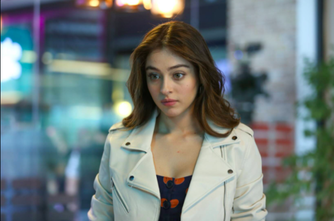 Ayta amaz ile Cemre Baysel?in ilk nce partner sonrasnda da sevgili olduklar Baht Oyunu dizisi elenceli, romantik komedi tarzndaki hikayesi ile ok sevildi. Dizinin 17. blmyle 12 Ekim Sal akam final yapacak