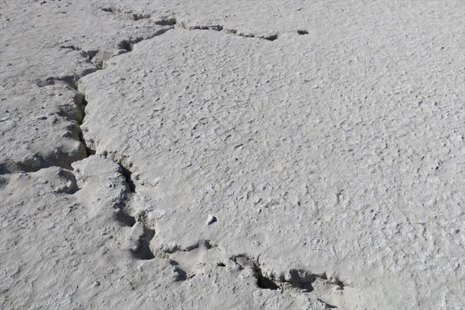 Ky sakini Mustafa zkan ise kurakln etkisiyle gln kuruduunu ifade etti.    Gln eskiden flamingo, rdek, kaz gibi binlerce gmen kuun urak yeri olduunu hatrlatan zkan, "Eskiden Emekaya Sazl'ndan buraya su gelirdi. Akgl'mz de Tuz Gl'n beslerdi. Glmzden tarm sulamas yapardk, u anda tamamen kurudu. obanlarmz, gln zerinden koyunlarn geiriyor." diye konutu.