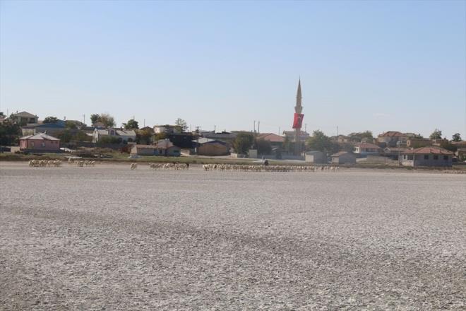 Akgl Ky Muhtar Cuma Gktan,  kyn ismini alan gln ok temiz ve berrak bir suyu olduunu syledi.    Binlerce gmen kuun ve flamingolarn her yl buraya geldiini belirten Gktan yle konutu:    "u anda glmz tamamen kurudu. Aralar, koyun ve bykba hayvan srleri gln iinden rahata geiyor. Glmzde su olduu zaman evre kylerden ve Eskil'den insanlar buraya piknik yapmaya gelirdi. Kyllerimiz bu glden tarm arazileri iin su ekerdi. Glmz kuruyunca bizler de mecburiyetten kra ekim yapmaya dndk. Su bittii iin sulu tarm yapamyoruz. Bir an evvel su gelmesi iin yetkililere sesleniyoruz."