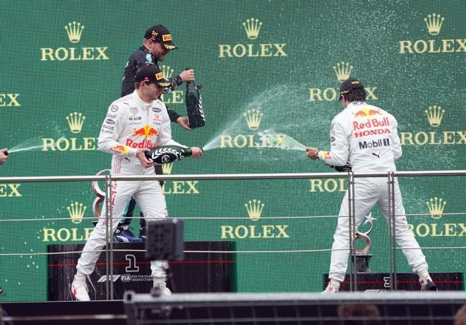 Kupa t�reninden sonra b�y�k sevin� ya�ayan pilotlar, podyuma ��kmalar�n� kutlad�.