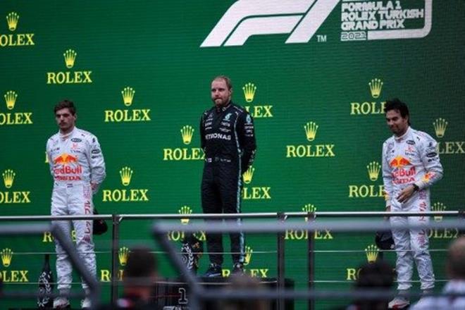 Yar��� ���nc� s�rada tamamlayan Red Bull pilotu Sergio Perez'in kupas�n� ise T�rkiye Otomobil Sporlar� Federasyonu (TOSFED) Ba�kan� Eren ��lertopra�� takdim etti.