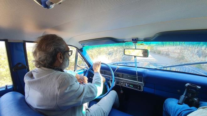 Zeki Mandev, neredeyse ocuklaryla yat olan aracna hibir zaman maddi gzle bakmadn syledi.    Yllar itibaryla ufak tefek rkleri olan arabasnn boyasnda deiimler gerektiini belirten Mandev, 2-3 senede bir bakmlarn yaptrarak aracn bu hale getirdiini anlatt.