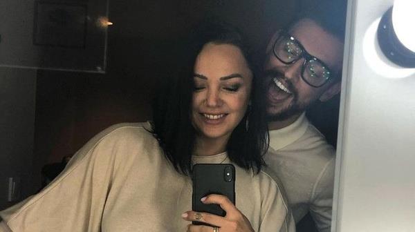 �ift, yay�nlad�klar� g�nderide, "Kamuoyuna duyuru... Bug�n hakk�m�zda ��kan ayr�l�k haberi ile ilgili bir a��klama yapmay� gerekli ve uygun g�rd�k. Son zamanlarda ya�ad���m�z baz� fikir ayr�l�klar�m�z� ��z�me ula�t�ramad���m�z i�in bir ayr�l�k karar� ald���m�z do�rudur. Ba�ta o�lumuz Zeno Tibet'in daha sonra bizlerin y�pranmamas� ad�na sevgili bas�n mensubu arkada�lar�m�zdan konuyla alakal� olarak hassasiyetlerini rica ederiz. T�m ilgi ve alakan�z i�in te�ekk�r ederiz." a��klamalar�na yer verdi. Hen�z bo�anma davas� a�mayan ikili, temmuz ay�nda birlikte tatil yapm��t�.