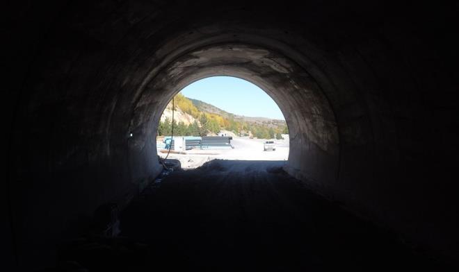 �al��malar hakk�nda bilgi veren Sivas Valisi Ayhan, "�lkemizin y�z �l��m� olarak ikinci b�y�k ili. Hem �zel idare yollar� hem de kara yollar� olarak da geni� bir ilimiz. Karayollar� 16'nc� B�lge M�d�rl���'m�z�n de bunun �stesinden gelecek bir kapasitesi var" dedi.