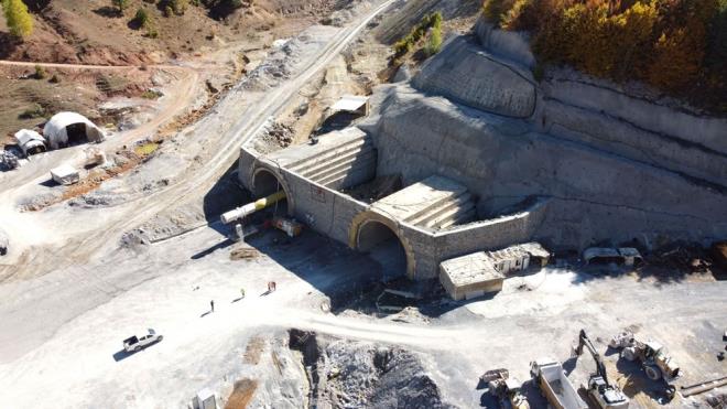 Yap�m�na 2013'te ba�lanan, her biri 4 bin 300 metre olmak �zere toplam 8 bin 600 metrelik �ift t�pten olu�an t�nelde; t�plerin birinde ���k g�r�ld�, di�erinde ��k��a son 250 metre mesafe kald�.