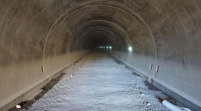 "Y�ZDE 75'� B�TT�"    Sivas'ta �u ana kadar 55 proje y�r�t�ld���n� ve bu projelerin ba��nda da Geminbeli T�neli oldu�unu belirten Ayhan, "Bu t�nelimiz 2 t�pten olu�uyor ve toplam uzunlu�u 8 bin 600 metredir. Birinci t�p�n hemen hemen tamam� bitti. �kinci t�p�n ise 250 metresi kald�. Tabi bu tip t�nel in�aatlar�n�n hafriyat� bitirmekle kalm�yor; elektrik, mekanik, g�venlik gibi i�ler kald� ama bakt���m�z zaman i�in y�zde 75'i bitti" �eklinde konu�tu.