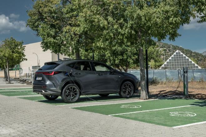 NX 450h+ plug-in hibrit ile ayn 2.5 litre motora sahip olan hibrit NX 350h 244 HP ile ilk nesil NX300h?ye gre yzde 24 daha fazla g retiyor.     Bu sayede performans artan ara 0-100 km/s hzlanmasn 7.7 saniyede tamamlyor.