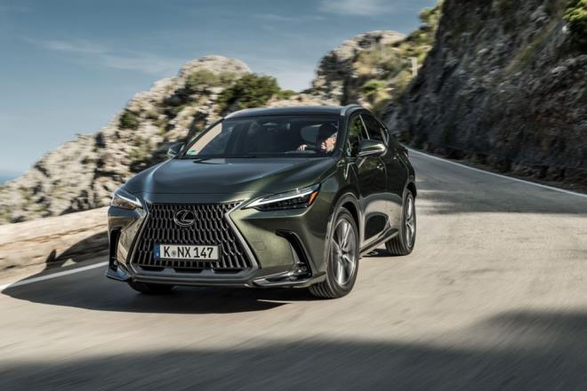 LEXUS?UN LK PLUG-N HBRT: NX 450H    Yeni nesil NX ile birlikte Lexus?un plug-in hibrit versiyonu da NX 450h+ ismiyle sata sunulacak.    NX 450h+?n hibrit sistemi, drt silindirli 2.5 litrelik hibrit motoru, 134 kW n elektrik motoru ve 40 kW arka elektrik motoruyla kombine ediyor. Elektrik motorlar, dardan kabloyla da arj edilebilen 18.1 kWh?lk snfnn en yksek kapasiteli bataryasndan g alyor. Arkada yer alan elektrikli motor, E-Four teknolojisiyle drt eker sr salyor.