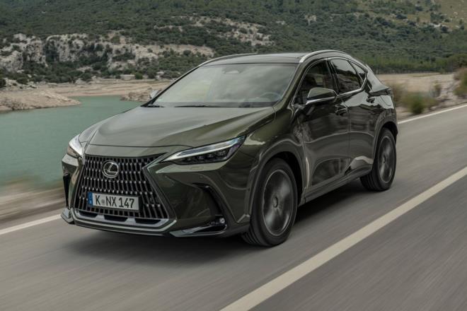 ELEKTRONK KAPI AMA SSTEM - E-LATCH    Yeni NX, elektronik kap ama sistemiyle donatlan ilk Lexus modeli oldu. Bu elektronik sistem, geleneksel i kap kolu yerine kap panelinde kol dayanann yanna yerletirilmi bir dmeyi ieriyor. Tek bir yumuak ve basit hareketle kullanm kolayl salamas, Japon evlerinde geleneksel fusuma srgl kat perdeli oda blc kaplardan esinlenilmi.    Gvenli k Asistan zellii sayesinde kap ama annda arkadan bir ara, motosiklet veya bisiklet geldiinde bunu alglayarak kapnn almas nleniyor.