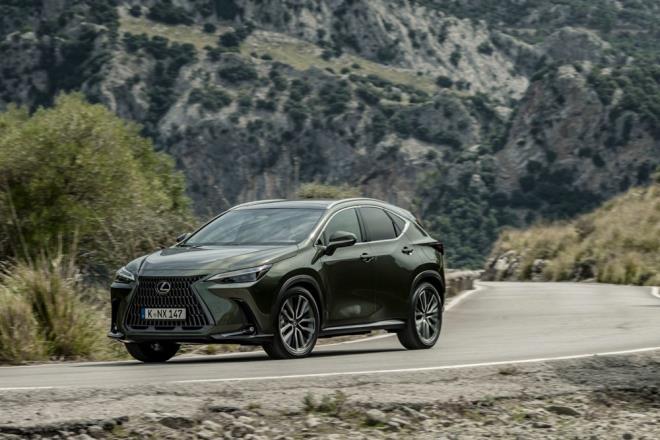 NX ortalama olarak karma tketimde 69-76 km elektrikli menzile sahipken ehir ierisinde versiyona gre 98 kilometreye kadar sadece elektrik motoruyla yol alabiliyor.