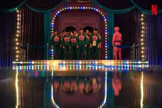 BAE Kore K�lt�r Merkezi direkt�r� Nam Chan-woo, kat�l�mc�lar�n dizinin logosunu ta��yan ti��rtler giyeceklerini, etkinlik personelinin ise pembe daire, ��gen ve kare maskeler i�eren kost�mler giyece�ini s�yledi.