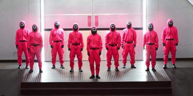 Hi�bir ��k�� yolu bulamayan 456 oyuncu, 45 milyar wonluk b�y�k ikramiyeyi kazanma umuduyla Koreli �ocuk oyunlar�ndan modellenen bir dizi �l�mc�l m�cadeleye kat�l�yor.