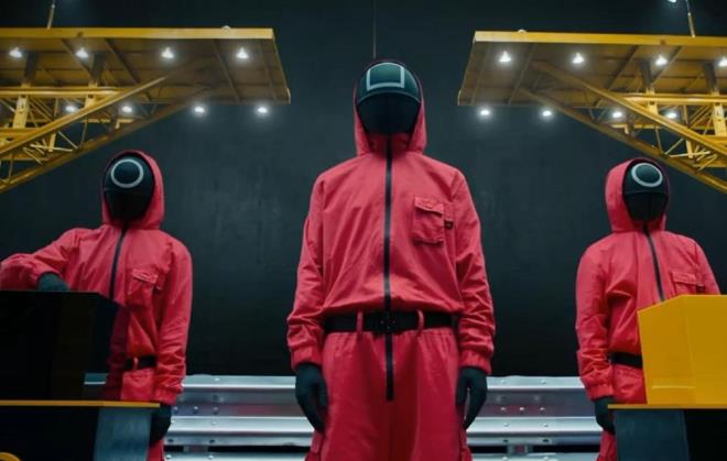 Son zamanlarda, dizinin oyunlar�n�n biri olu�turan dalgona �ekerleri �reten �irketler taleplere yeti�emedi�ini a��klad�. Ye�il retro e�ofmanlar da d�nyan�n pek �ok ma�azas�nda vitrinlerde yer almaya ba�lad�.