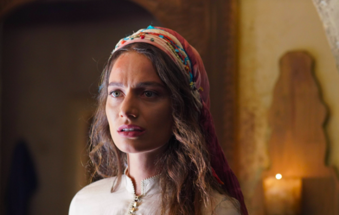 Camdaki K�z dizisinin yeni sezonu ba�lamadan �nce ilk b�l�m� yay�nlanan Barbaroslar dizisi, g�n�n en �ok konu�ulan yap�m� olmu� ve sosyal medyada damga vurmu�tu. Reyting listesinde de kanal�n y�z�n� g�ld�ren dizi TRT'nin yeni g�z bebe�i olmu�tu.