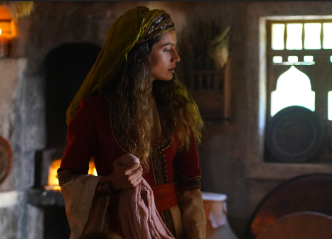 �zellikle Kanal D'deki Camdaki K�z dizisine Hayri karakterinin kat�lmas� ile daha heyecanlanan dizi per�embe ak�amlar�n�n zirvesine oturdu. ATV'nin fenomen dizisi Bir Zamanlar �ukurova ise yeni kadrosu ve hikayesi ile b�y�k bir s��ray�� yapt�.