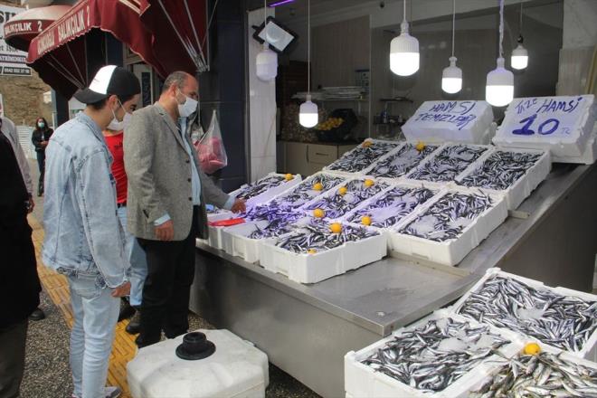 te yandan, tezgahlarda barbunya ve zarganann kilogram 40, inekop 50, lfer 110, mezgit 25, istavrit 15, palamudun ise tanesi 40 liradan sata sunuluyor.