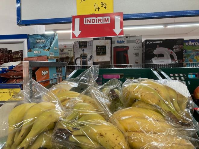 Baz reticiler ise hem reticilerin hem de tketicilerin madur olmayaca almda ve satmda sabit fiyat uygulamas yaplmasn istiyor.    evre iller bata olmak zere stanbul, Bursa, Ankara, Diyarbakr ve Gaziantep gibi kentlere gnderilen muzun 3 kat fazlasna vatandaa satlmas ise dikkat ekiyor.