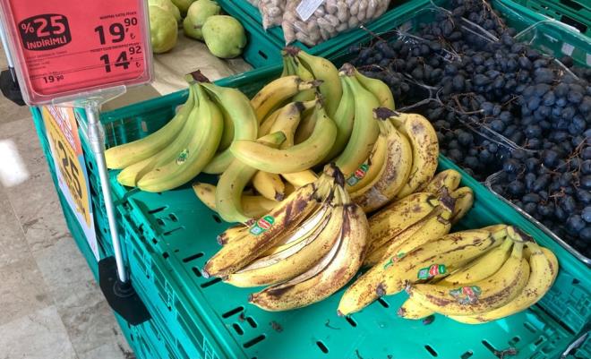 "MUZ 6 LRA, TEZGAHA GDYORSUN 16 LRA"  Muz tesisinde alan Birgl Kargal, yerinde 6 lira olan muzu tezgahta 16 liraya ulatn grnce hayretler iinde kaldklarn syledi. Kargal, "Muzlarmz geliyor, temizleniyor, souk hava depomuza alnyor, sarartlyor, ondan sonra gnderiliyor. Muzlar Mersin?den marketlere gidiyor, markette almaya kalkyorum muzu, burada satlan muz 6 lira, oraya gidiyorsun 16 lira. Bu byk bir rakam hayret edilecek bir ey. Bunu araclardan baka kimse yemiyor" diye konutu.