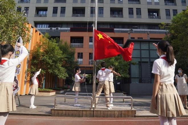 Bununla birlikte in Ulusal Salk Komisyonu'ndan bir yetkili, hazrlklarnn u anda devam ettiini ve testlerin iki yllk sre dolduunda yaplacan dorulad. D likiler Konseyi'nde kresel salk kdemli yesi Yanzhong Huang, "Bu durum, pandeminin zamanlamasn anlamamza yardmc olmak iin dnyada grdmz en yakn gerek zamanl rnekleri salyor" diye konutu.