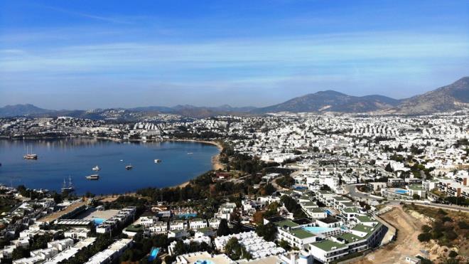 "HAZNE ARAZLERNE LOJMAN YAPILSIN"  "Bodrum?da hizmet veren kamu personellerine lojman yaplsn" diyen Aras ?Hazine arazilerinden, Milli Emlak?a ait arazilerden belli bir blmnn lojman yaplmak zere kesinlikle kamuya ayrlmas lazm? eklinde konutu.