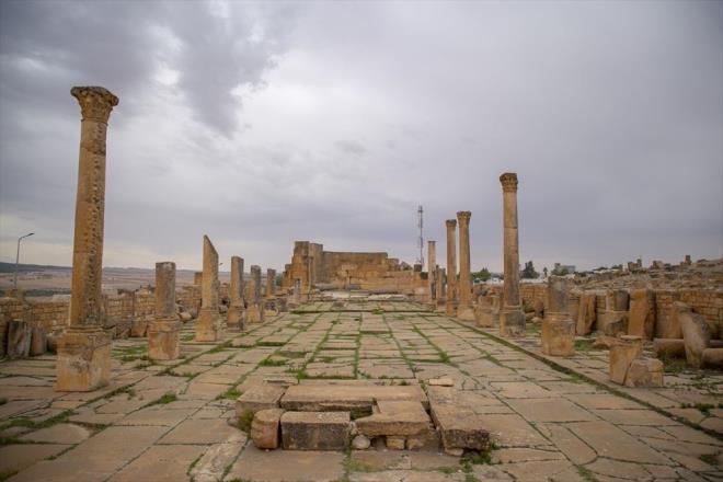 Arkeolojik kazlarda kentin kuzey tarafndaki tiyatro kalnts ve mozaik panellerle sslenmi evlerin kefedildiini syleyen Nedari, "Akdeniz Adalar tablosu bu keiflerdeki en nemli eserlerin banda geliyor. 36 metrekare boyutundaki tabloda Akdeniz'in dou havzas ve adalar resmedilmi." ifadelerini kulland.