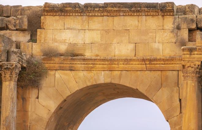 Bizans dneminde yaplan eserler incelendiinde ehirde iki dilin kullanldn aktaran Nedari, Latincenin gnlk, Yunancann ise bilim ve edebiyat dili olduunu syledi.